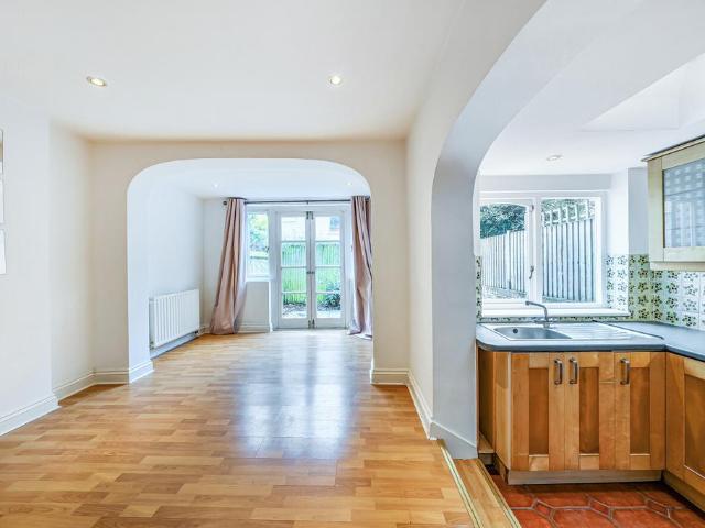 Flat for sale in Stockwell, Greater London