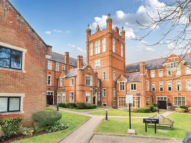 Flat for sale in Connaught Park, Bushey