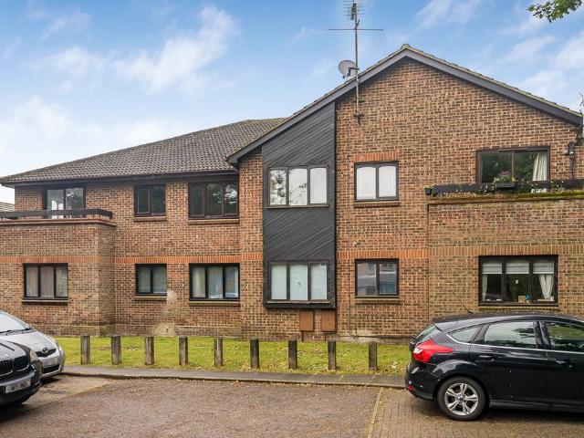 Flat for sale in St Albans, Five Acres