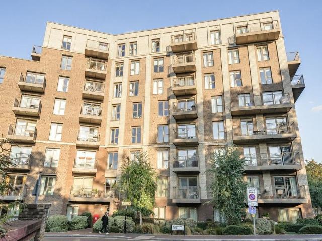 Flat for sale in London Borough of Lewisham, Ladywell