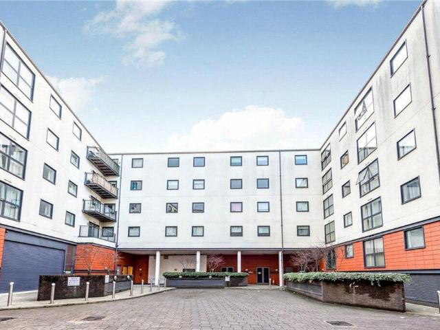 Flat for sale in Woodcote, Epsom