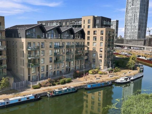 Flat for sale in Bromley-by-Bow, Bow