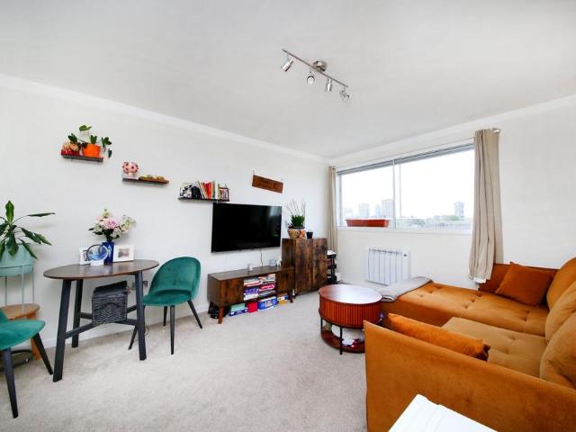 Flat for sale in Battersea, Greater London