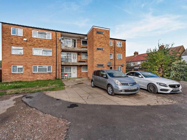 Flat for sale in London Borough of Ealing, Greater London