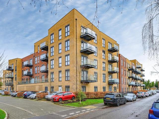 Flat for sale in Pouchen End, Hertfordshire