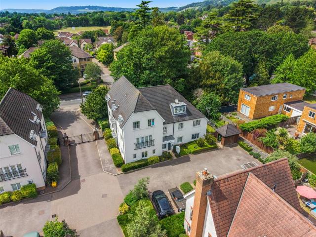 Flat for sale in Red Hill, Surrey