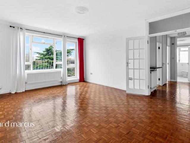 Flat for sale in Roehampton, Greater London