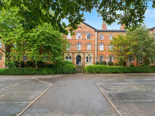 Flat for sale in Pontefract, West Yorkshire
