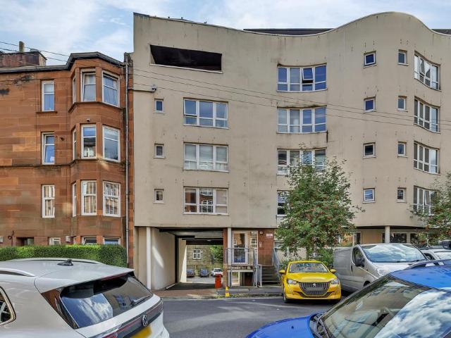 Flat for sale in Shawmoss, Shawlands
