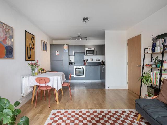 Flat for sale in De Beauvoir Town, Greater London