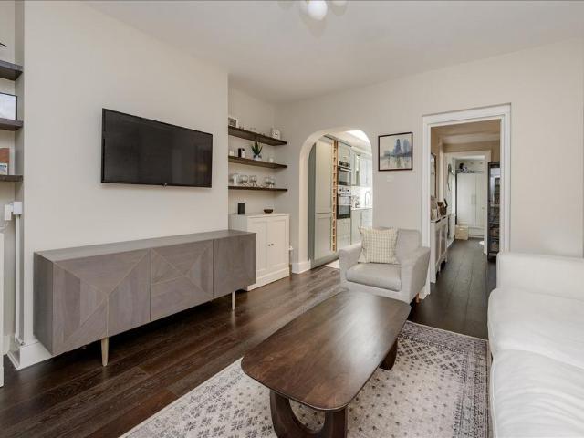 Flat for sale in Shepherd's Bush, Greater London