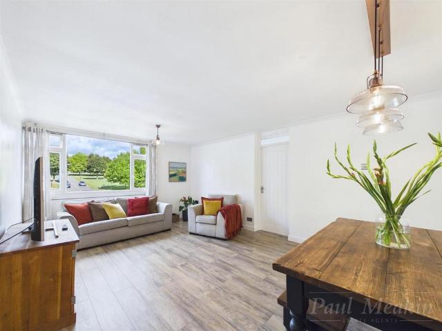 Flat for sale in London Borough of Croydon, Forestdale