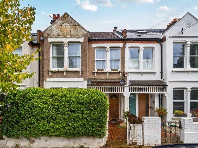 Flat for sale in London Borough of Wandsworth, Greater London