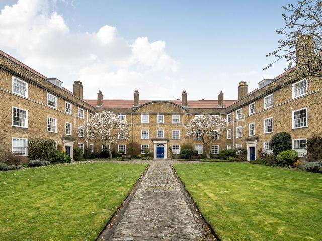 Flat for sale in Kennington, Greater London