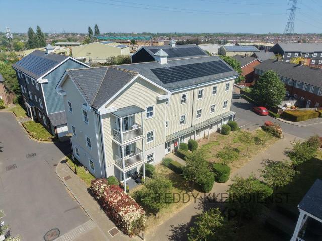 Flat for sale in Worcester Park, Greater London
