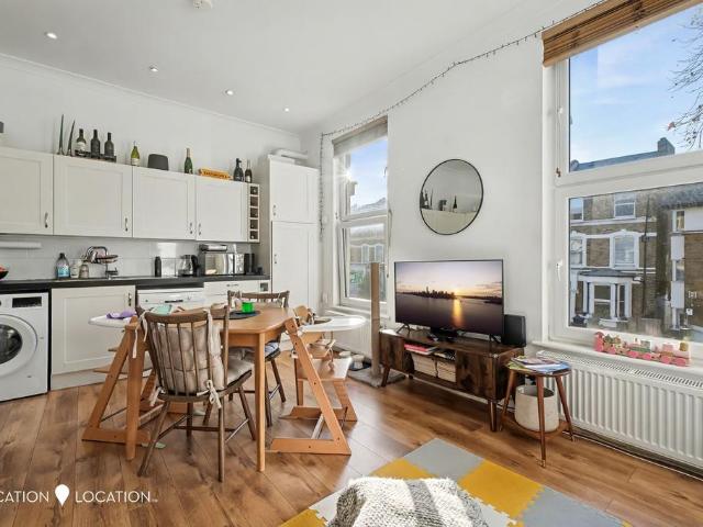 Flat for sale in West Hackney, Greater London
