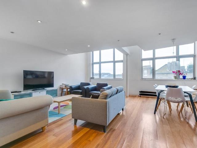 Flat for sale in Hoxton, Greater London