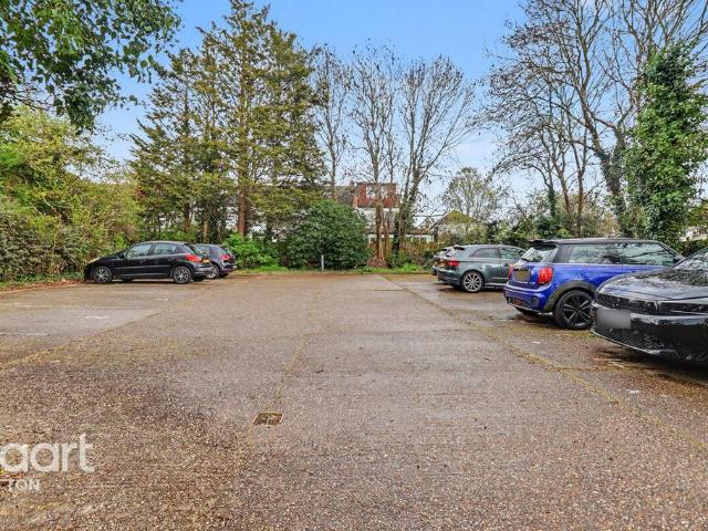 Flat for sale in London Borough of Merton, Raynes Park