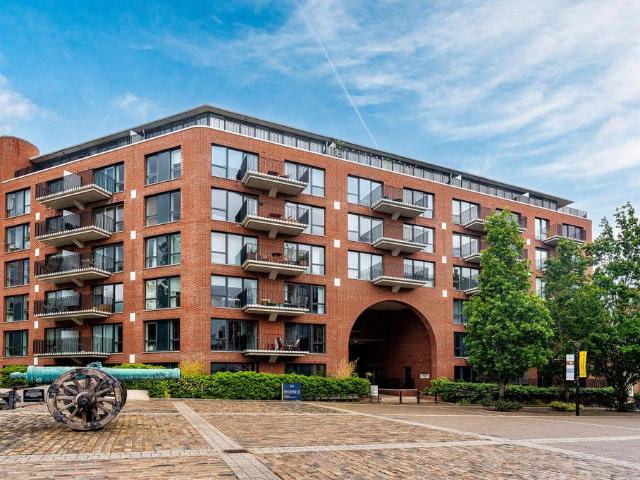 Flat for sale in Glyndon, Greater London