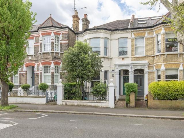 Flat for sale in Clapham, Greater London