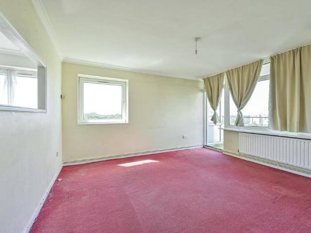 Flat for sale in Roehampton, Greater London