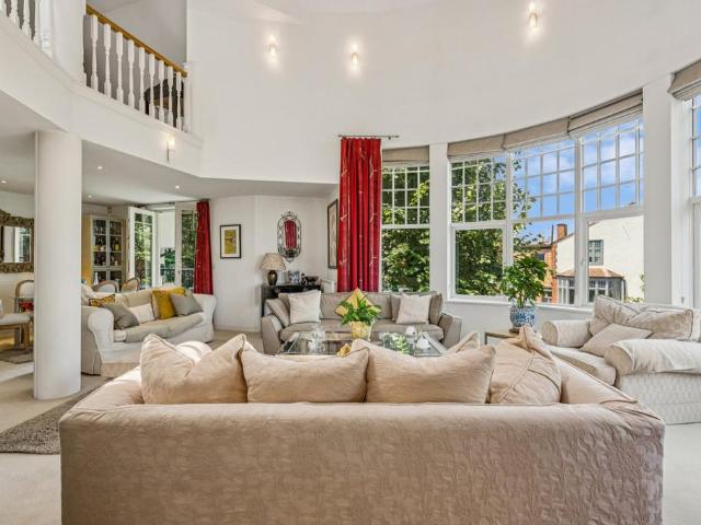 Flat for sale in East Sheen, Greater London