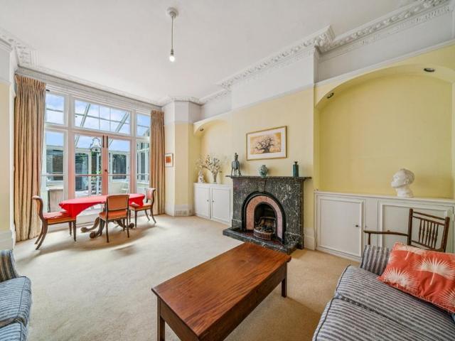 Flat for sale in Earlsfield, Greater London