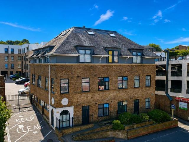 Flat for sale in Highfield, Pouchen End