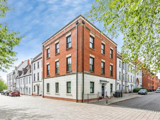 Flat for sale in Upton