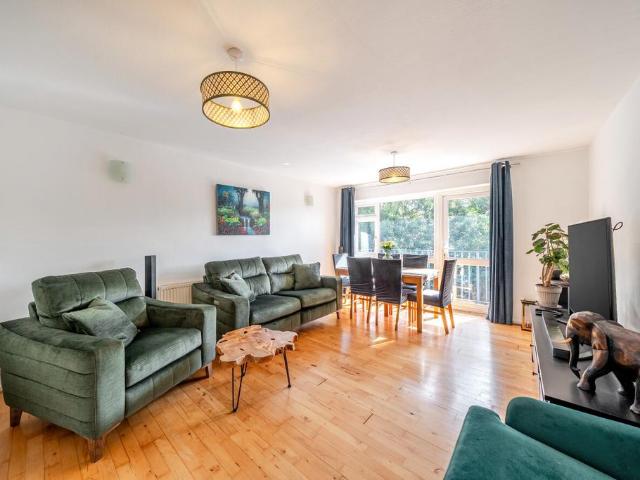 Flat for sale in London Borough of Lambeth, Greater London