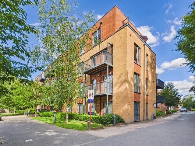 Flat for sale in London Borough of Croydon, Greater London