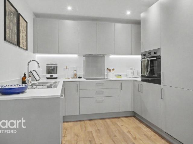 Flat for sale in Stone, Dartford