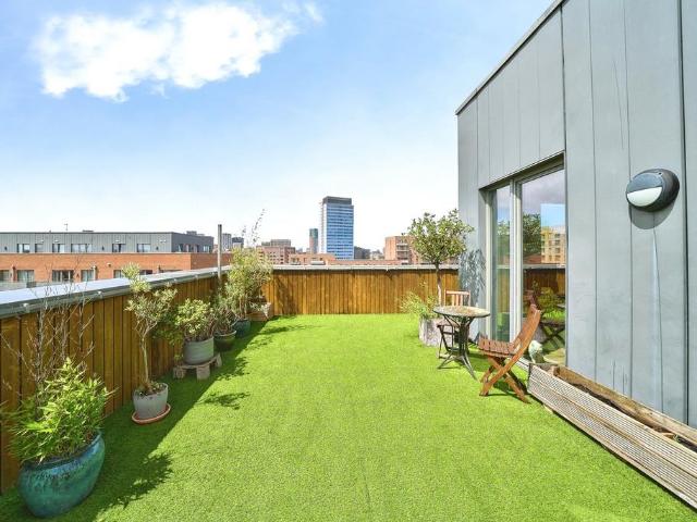 Flat for sale in Canning Town, Greater London
