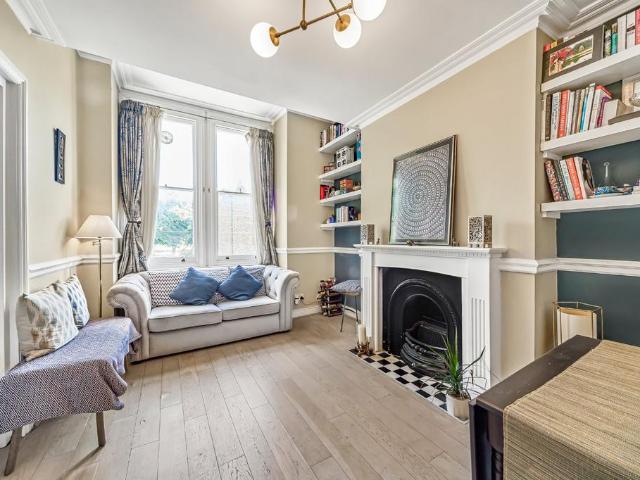 Flat for sale in Clapham, Greater London
