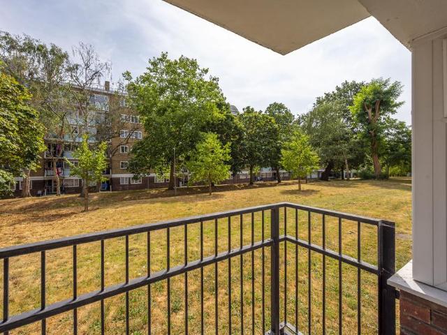Flat for sale in Roehampton, Greater London