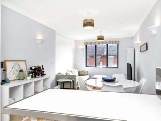 Flat for sale in London Borough of Wandsworth, Greater London