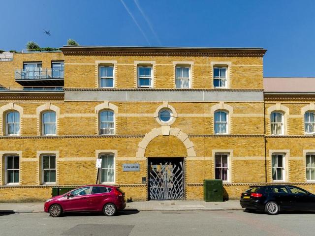 Flat for sale in Battersea, Greater London