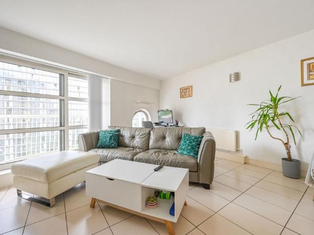 Flat for sale in Canary Wharf, Greater London