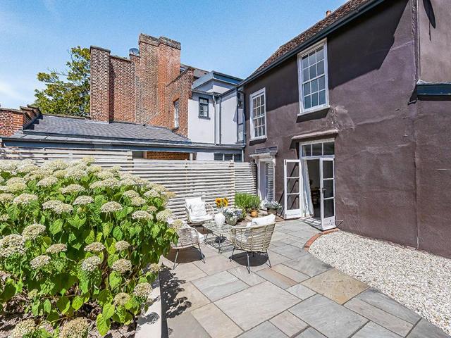 Flat for sale in Kings Hill, Colliers End