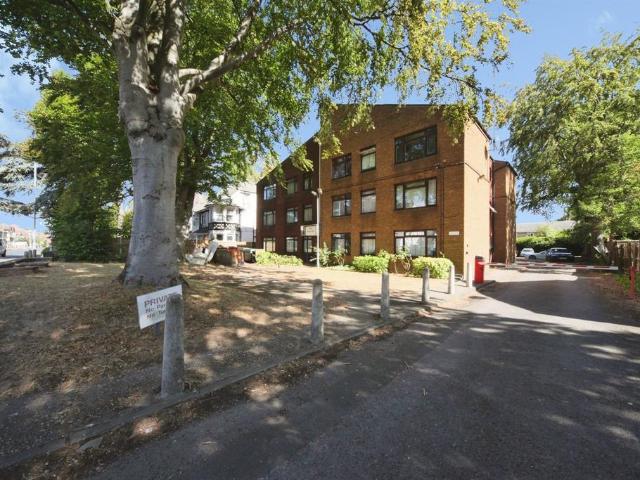 Flat for sale in Spring Park, Luton