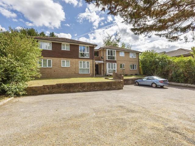 Flat for sale in Totteridge, Buckinghamshire