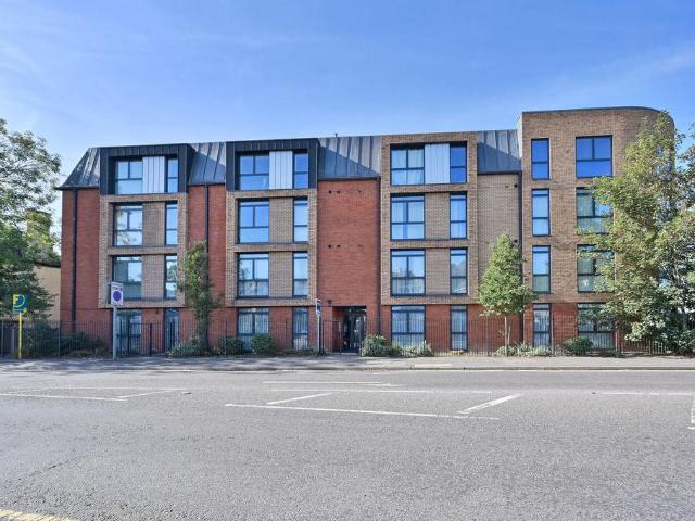 Flat for sale in Watford, Hertfordshire