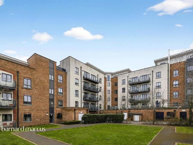 Flat for sale in Roehampton, Greater London