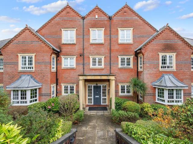 Flat for sale in Red Hill, Surrey