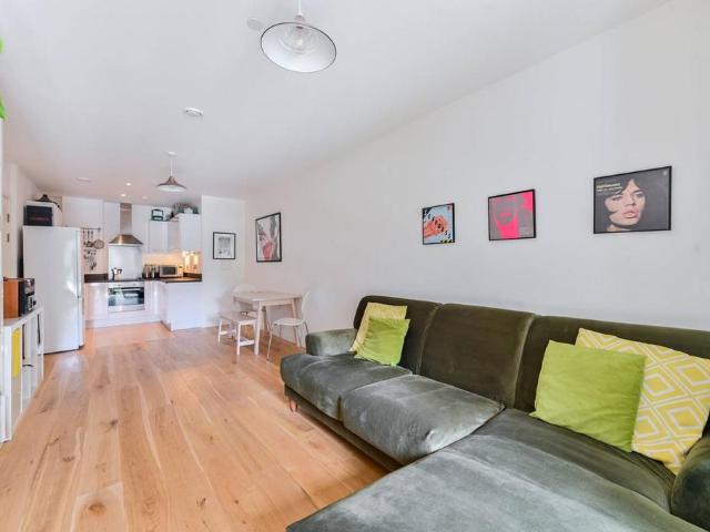 Flat for sale in Wandsworth, Greater London
