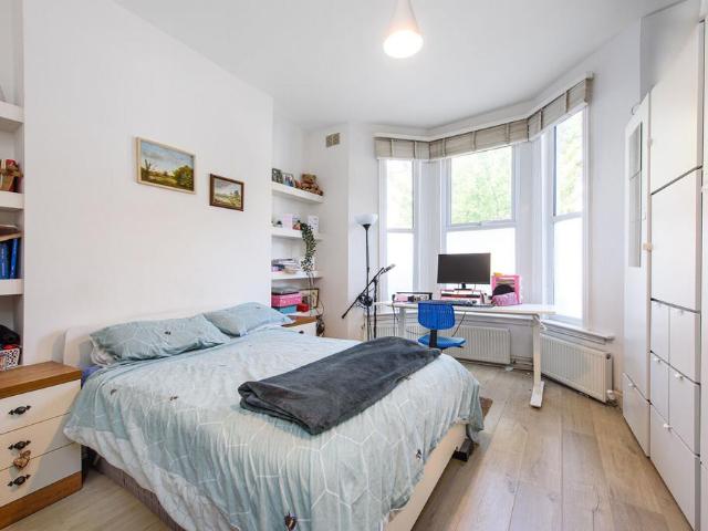 Flat for sale in Queen's Park, Greater London