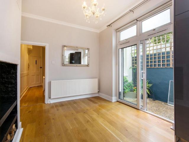 Flat for sale in Camberwell, Greater London