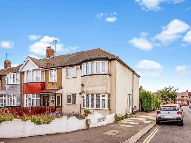 Flat for sale in Wood End, Greater London