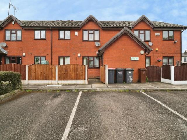 Flat for sale in Linnyshaw, Salford