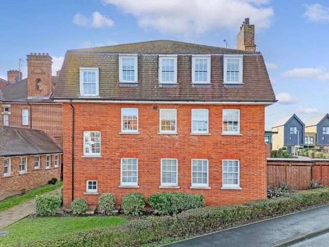 Flat for sale in Harold Wood, Greater London